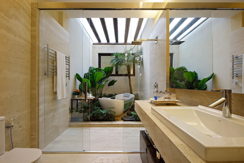 Trang trí phòng tắm với gam màu sáng và nội thất gọn gàng tinh tế