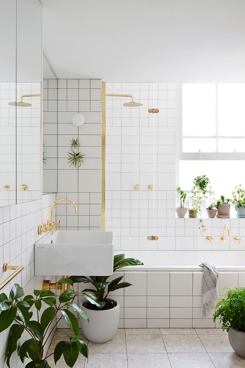 Mẫu nhà tắm đẹp được sử dụng nội thất cao cấp kết hợp với những chậu cây xanh mát, mang lại cảm giác gần gũi