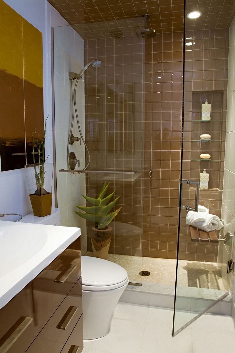 Thiết kế phòng tắm với hệ thống kính và nội thất cao cấp