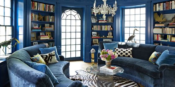 Thiết kế tổng thể hài hòa với bộ sofa bọc nhung màu xanh