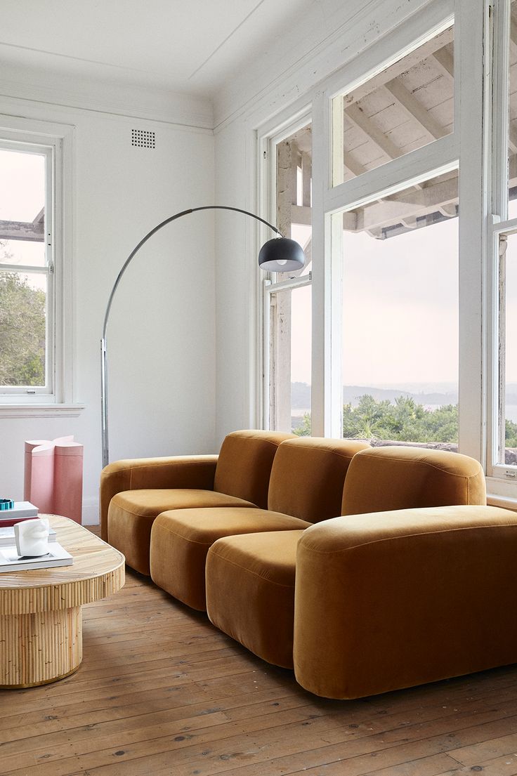 Bộ sofa văng màu Caramel tạo không gian ấm cúng cho phòng khách