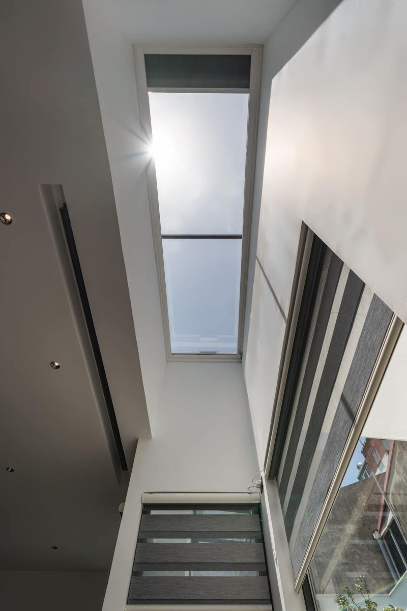 Sử dụng giếng trời khi thiết kế nội thất nhà 4 tầng sẽ là ý tưởng hay giúp tận dụng ánh sáng tự nhiên hiệu quả