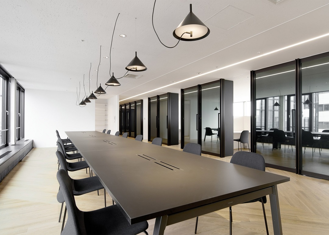 Thiết kế văn phòng tối giản với tông màu nội thất chủ đạo là màu đen tạo hiệu ứng phản sáng tốt
