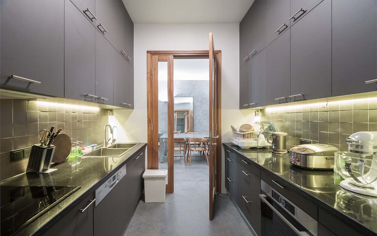 Không gian bếp mở vô cùng thoáng đãng với đèn LED được bố trí thêm dưới tủ bếp hỗ trợ người dùng nấu nướng