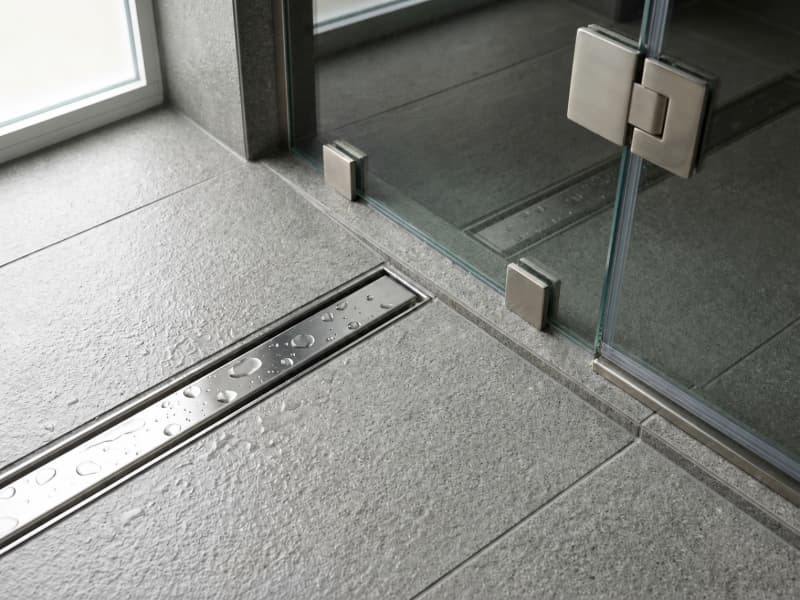 Gạch sàn nhám chống trượt kết hợp hệ thoát sàn hiện đại giúp chống đọng nước và đảm bảo an toàn.